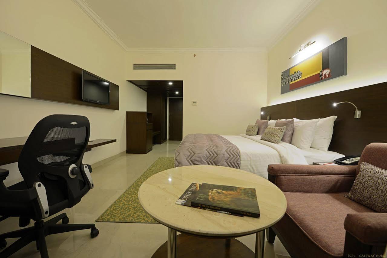 Hotel Naveen Lakeside Hubli Exterior photo